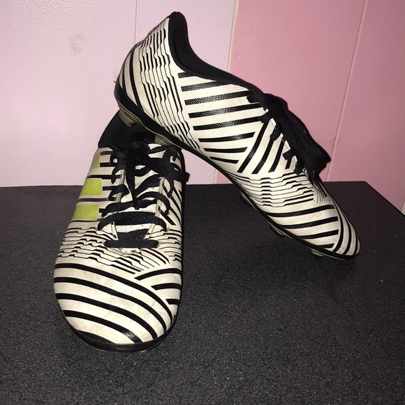Soccer cleats - Picture 2 of 3